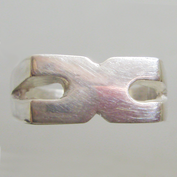 (r1136)Silver x-shaped ring.